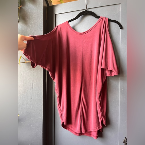 2 for $15 Acemi Red Burgundy Cold Shoulder Cut Out Tee Shirt Short Sleeve Small - Picture 3 of 4